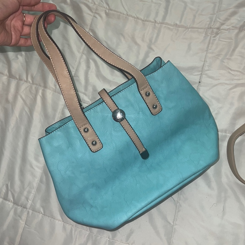 Blue bucket bag with Tan and silver details!Includes detachable pouch and strap
